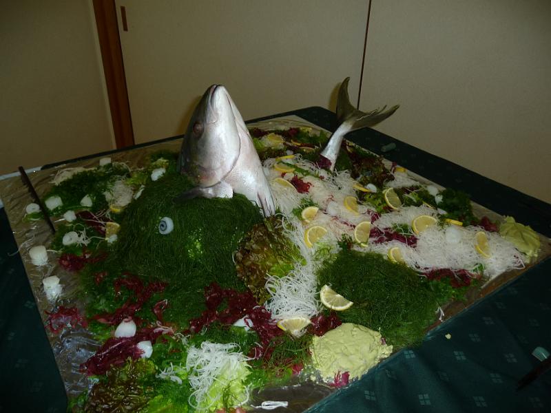 foto_20091118_2011_01.jpg - [de]Von der Sashimi Platte steht nur noch das Gerüst.[en]A completely emptied sashimi plate.