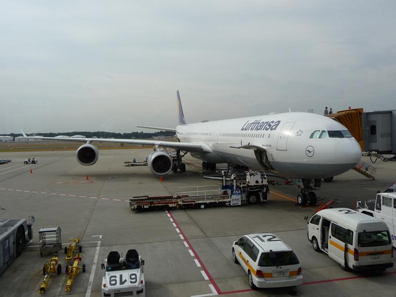 foto_20091124_1229_02.jpg - [de]Der A340-600 der Lufthansa ist fast zum Einsteigen bereit.[en]My LH Airbus 340-600 is almost ready for boarding.