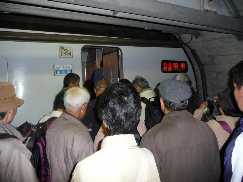 foto_20091109_1619_01.jpg - [de]Gedränge beim Einstieg, es wird aus Sicherheitsgründen nur 1 Tür geöffnet.[en]Our crowd is getting back on the train which opens only a single door for safety reasons.