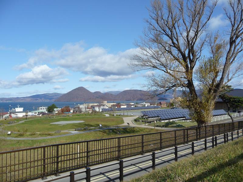 foto_20091112_1151_03.jpg - [de]Die Nakajima Inseln - das Wahrzeichen des Lake Toya.[en]The Nakajima islands are the landmark of Lake Toya.