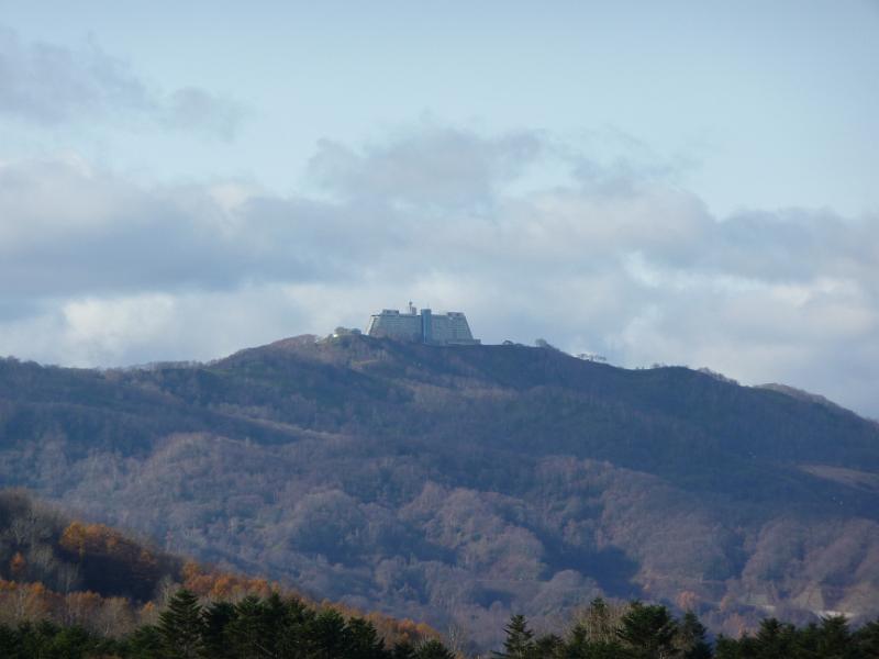 foto_20091112_1256_02.jpg - [de]Sieht aus wie ein auf dem Berg gestrandetes Kreuzfahrtschiff - das Hotel des G8 Gipfels im Jahr 2008.[en]Looks like a cruise ship run aground on the summit - the hotel used for the G8 summit in 2008.