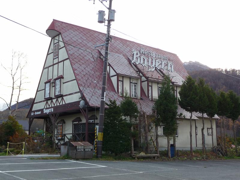 foto_20091112_1513_02.jpg - [de]Auch das Restaurant Bayern macht mich etwas stutzig.[en]And they even have a bavarian style restaurant here.