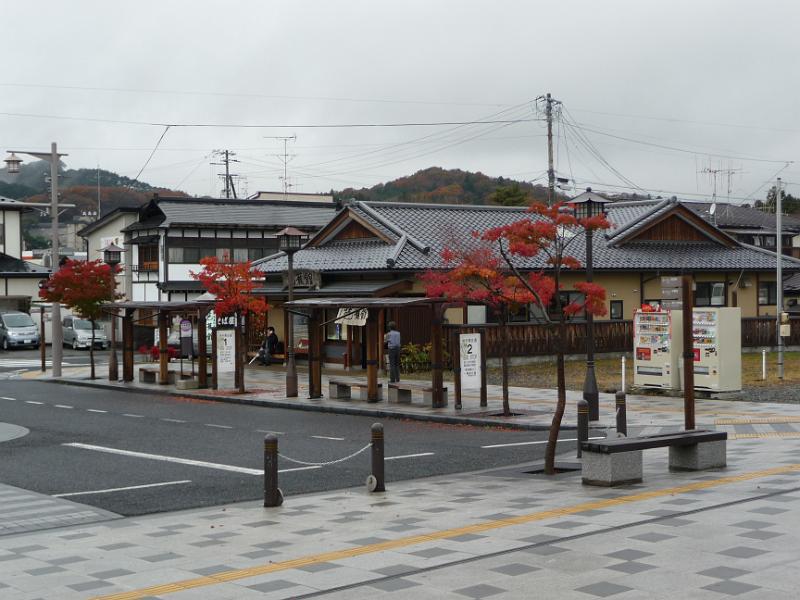 foto_20091114_1414_01.jpg - [de]Ein Blick auf den Bahnhofsvorplatz von Hiraizumi.[en]Nice area in front of Hiraizumi's JR station.