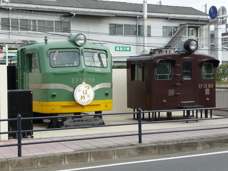 foto_20091116_1313_02.jpg - [de]An der Strasse von Omiya nach Norden zum Eisenbahnmuseum finden sich auch diese beiden Führerhäuschen.[en]Those drivers' cabs line the street from the railway station to the railway museum.