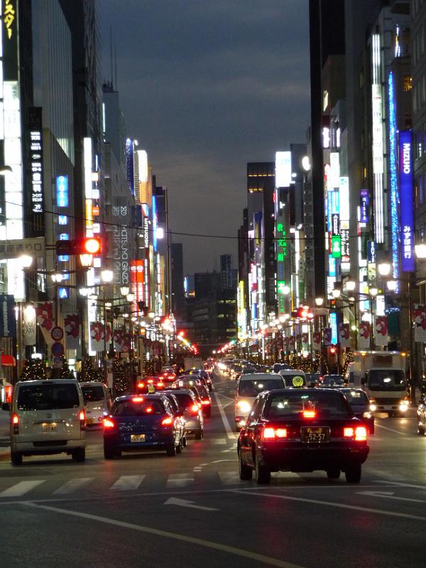 foto_20091116_1645_01.jpg - [de]Die Einkaufsstrasse Ginza bei Nacht.[en]The Ginza, Tokyo's most famous shopping street at night.